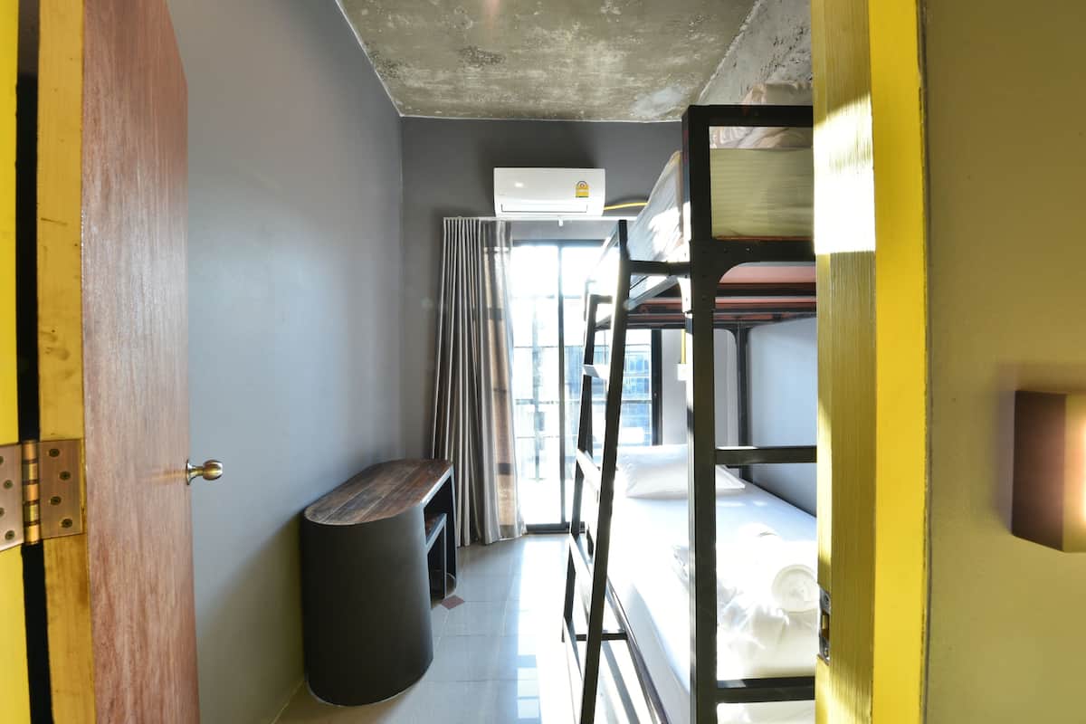 Soundproofing, free WiFi, bed sheets