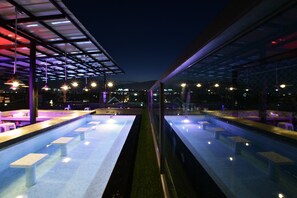 Kolam renang terbuka, kerusi lepak pantai 