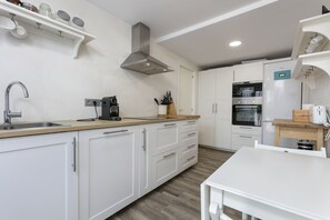 Frigorífic, microones, forn i placa de cuina 