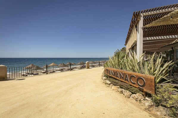 Platja a a prop i tovalloles de platja 