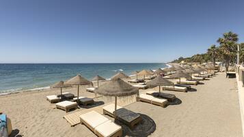 Ubicación cercana a la playa y toallas de playa