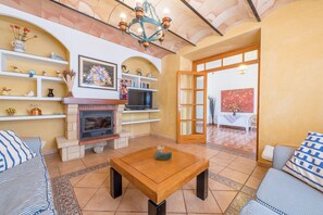 Una televisión, una chimenea