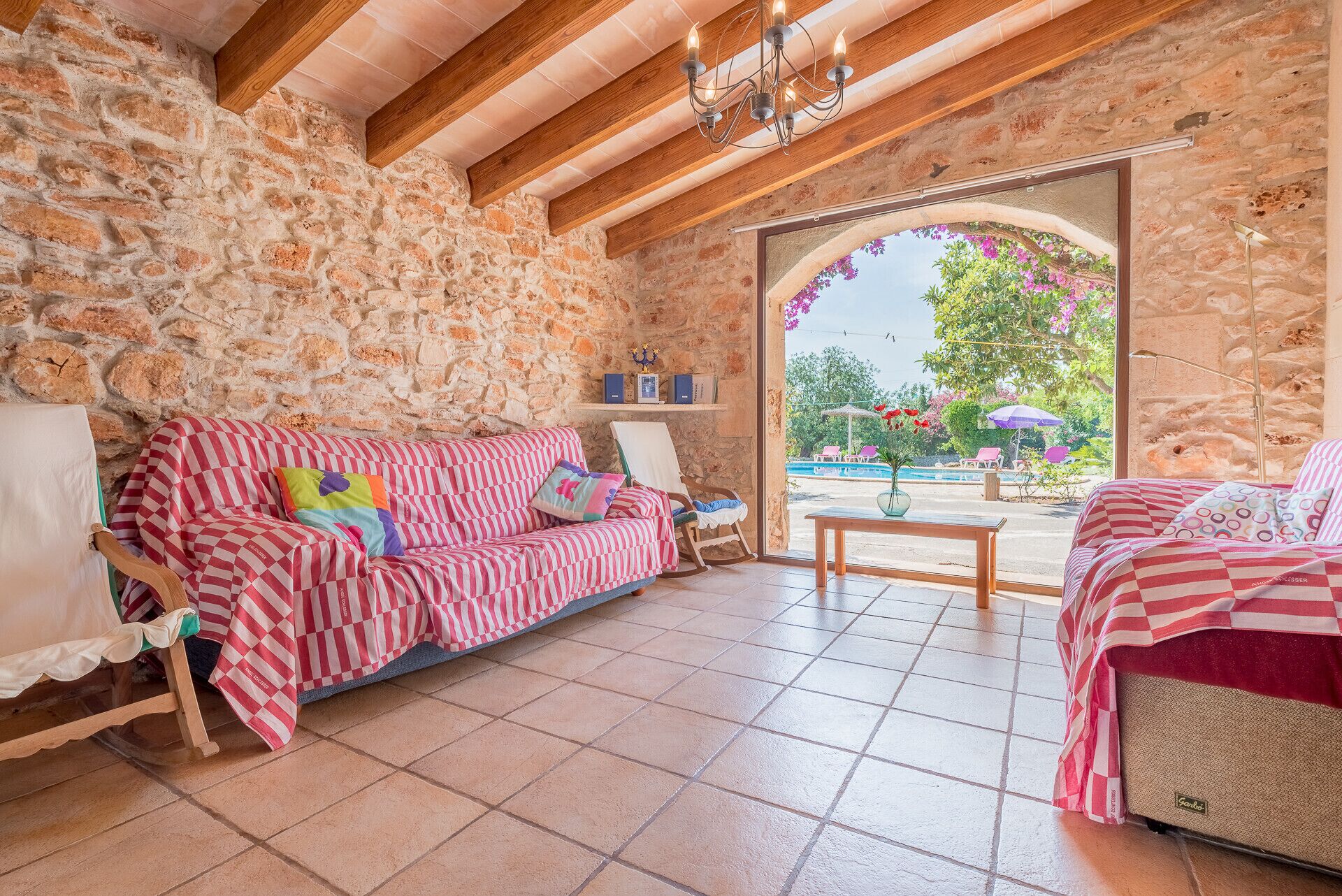 Televisión y chimenea 