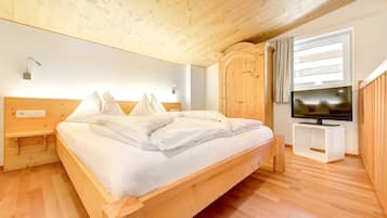 1 bedroom, desk, WiFi