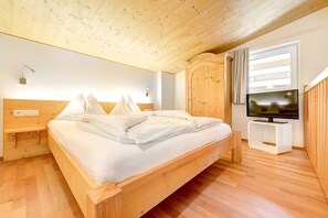 1 bedroom, desk, WiFi