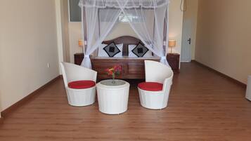 Minibar, brankas, meja kerja, dan Wi-Fi gratis