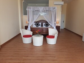 มินิบาร์, ตู้นิรภัยในห้องพัก, โต๊ะทำงาน, Wi-Fi ฟรี