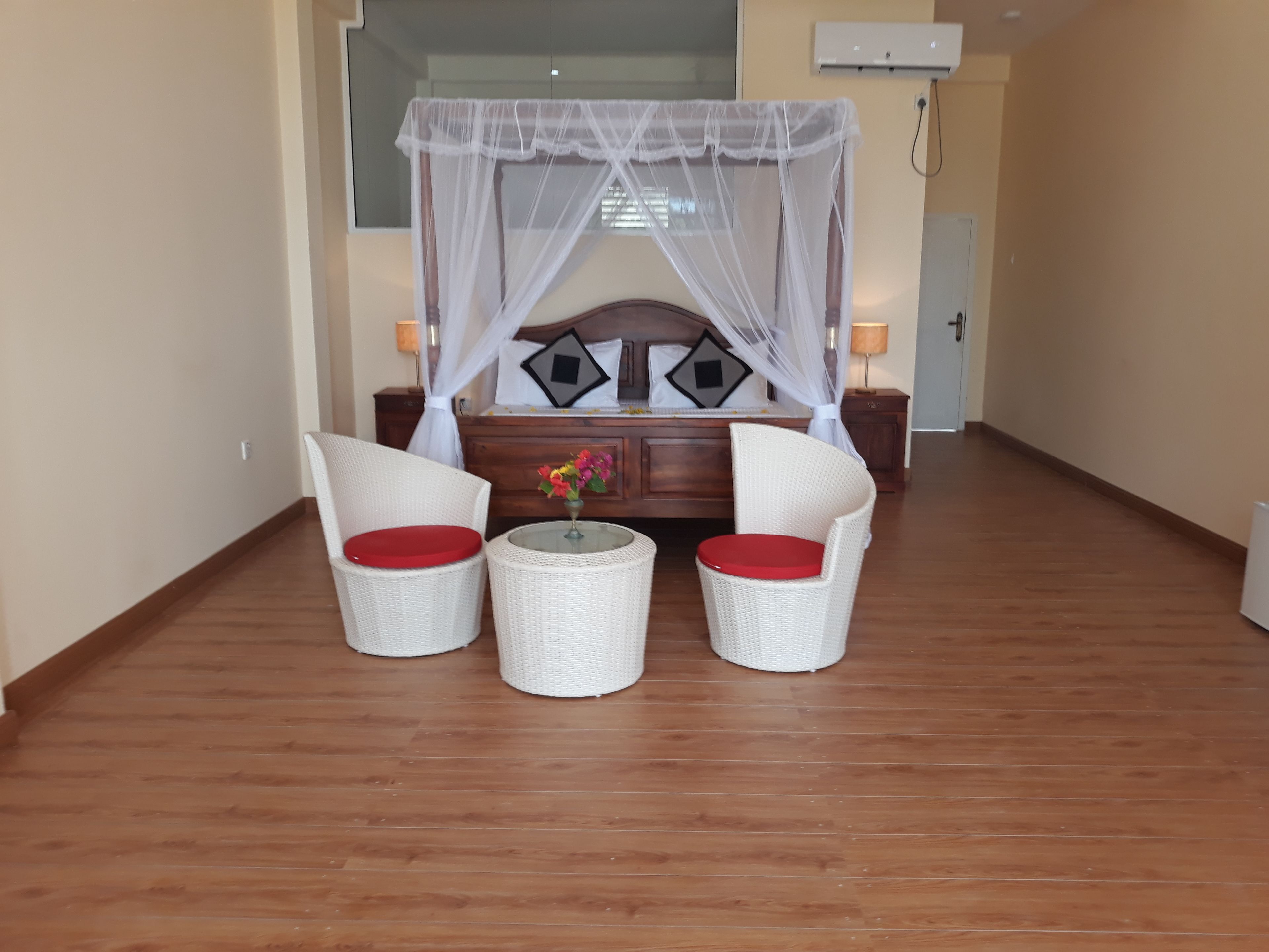 Minibar, caja fuerte, escritorio y wifi gratis