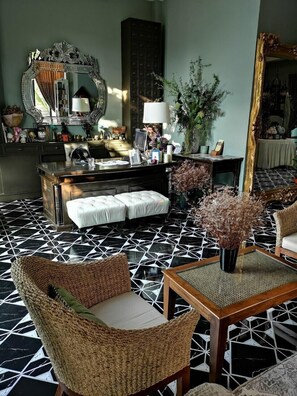 Lobby sitting area - Sri Ngachang House (Chiang Mai)