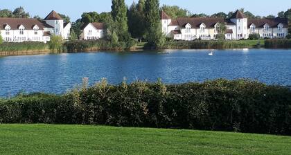 Nyhavn Lakeside Cottage set on Isis Lake in the Cotswold Lakes - Pet Friendly