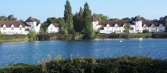 Nyhavn Lakeside Cottage set on Isis Lake in the Cotswold Lakes - Pet Friendly