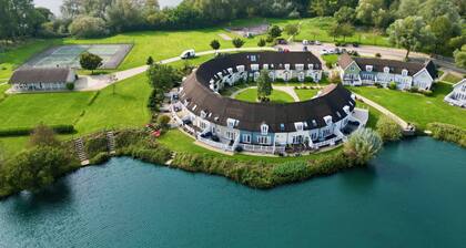 Nouveau lodge au bord du lac accueillant les animaux de compagnie et la retraite parfaite des Cotswolds