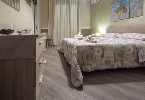 Habitación estándar, baño en la habitación, vista al jardín | Minibar, caja de seguridad en la habitación y cortinas blackout 