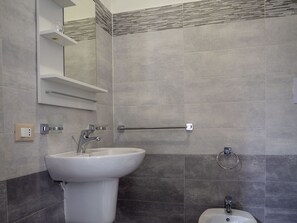 Standardzimmer, mit Bad, Gartenblick | Badezimmer | Dusche, Regendusche, kostenlose Toilettenartikel, Haartrockner