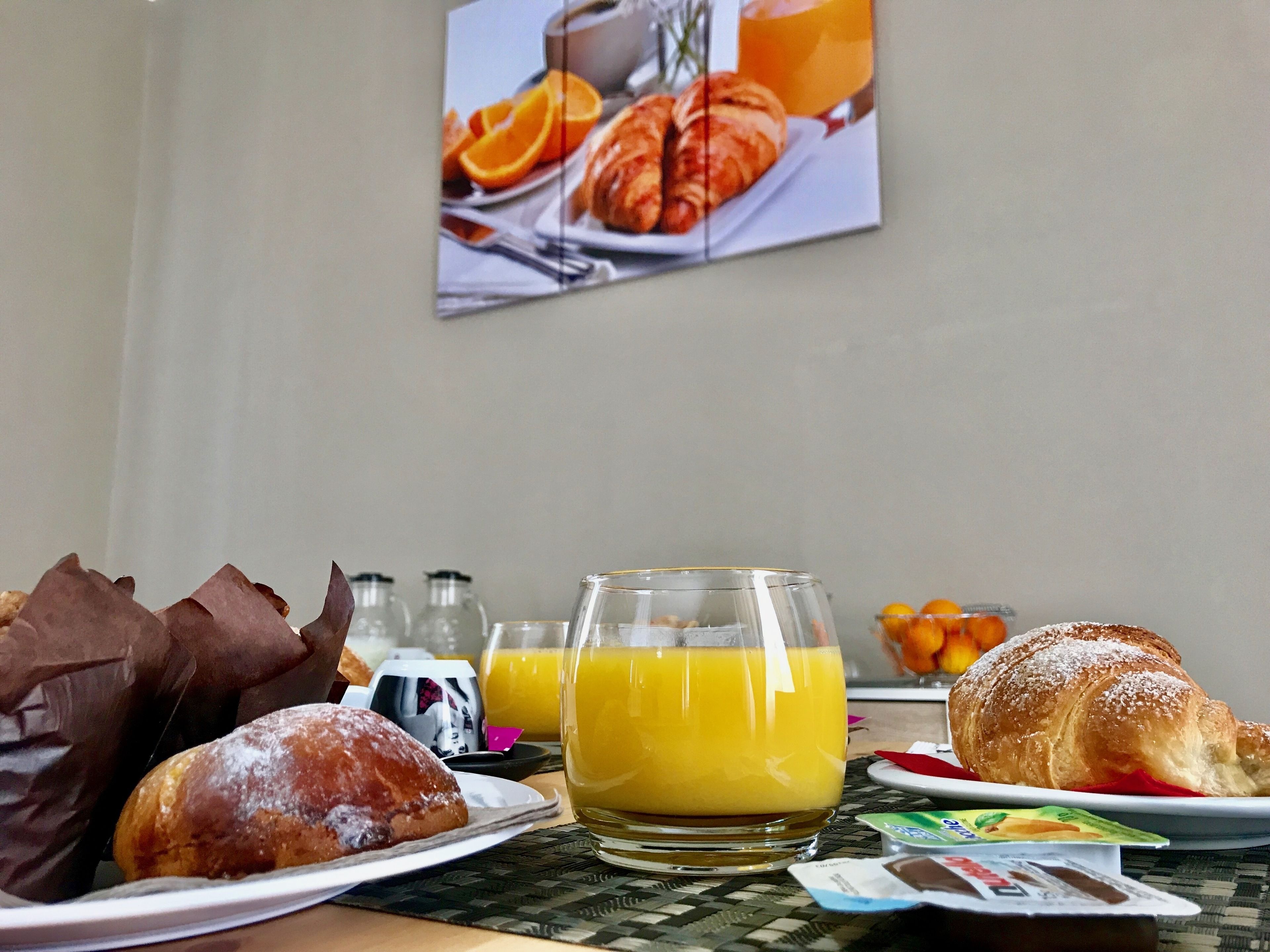 Tägliches kontinentales Frühstück (7 EUR pro Person)