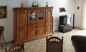 Smart TV, reproductor de DVD, libros y biblioteca musical