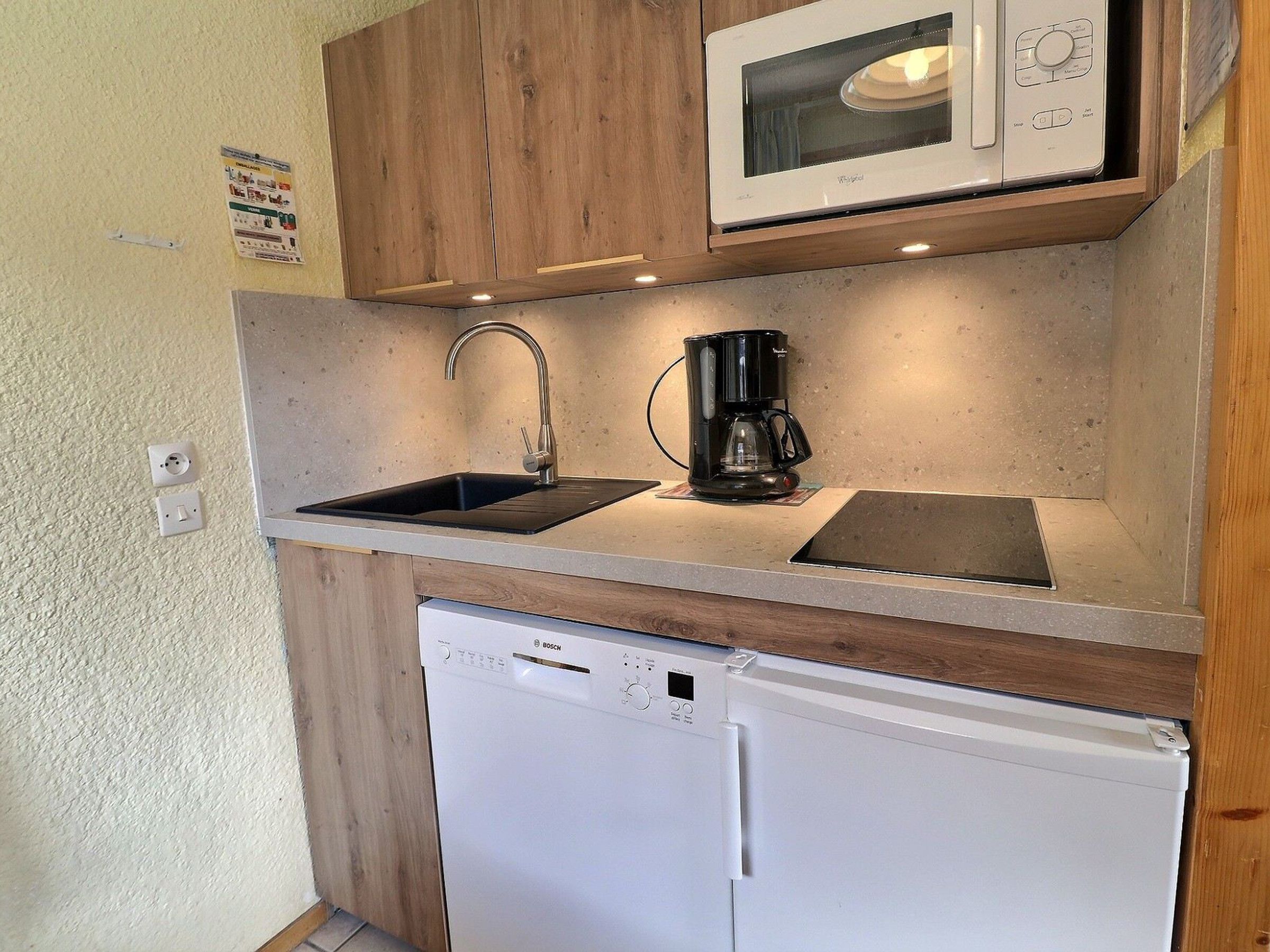 Fridge, microwave, stovetop, dishwasher