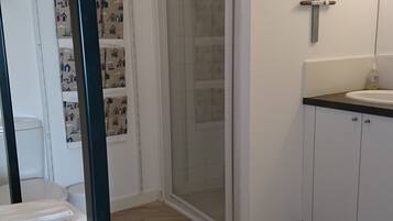 Douche, sĂšche-cheveux, serviettes fournies, savon