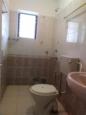 Shower, free toiletries