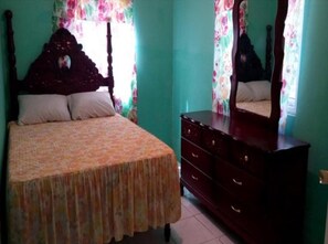 Laptop workspace, free WiFi, bed sheets - Reggae Moon Guest House (Falmouth)