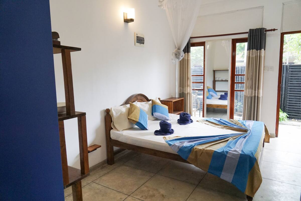 Basic Double Room, Non Smoking | Iron/ironing board, bed sheets