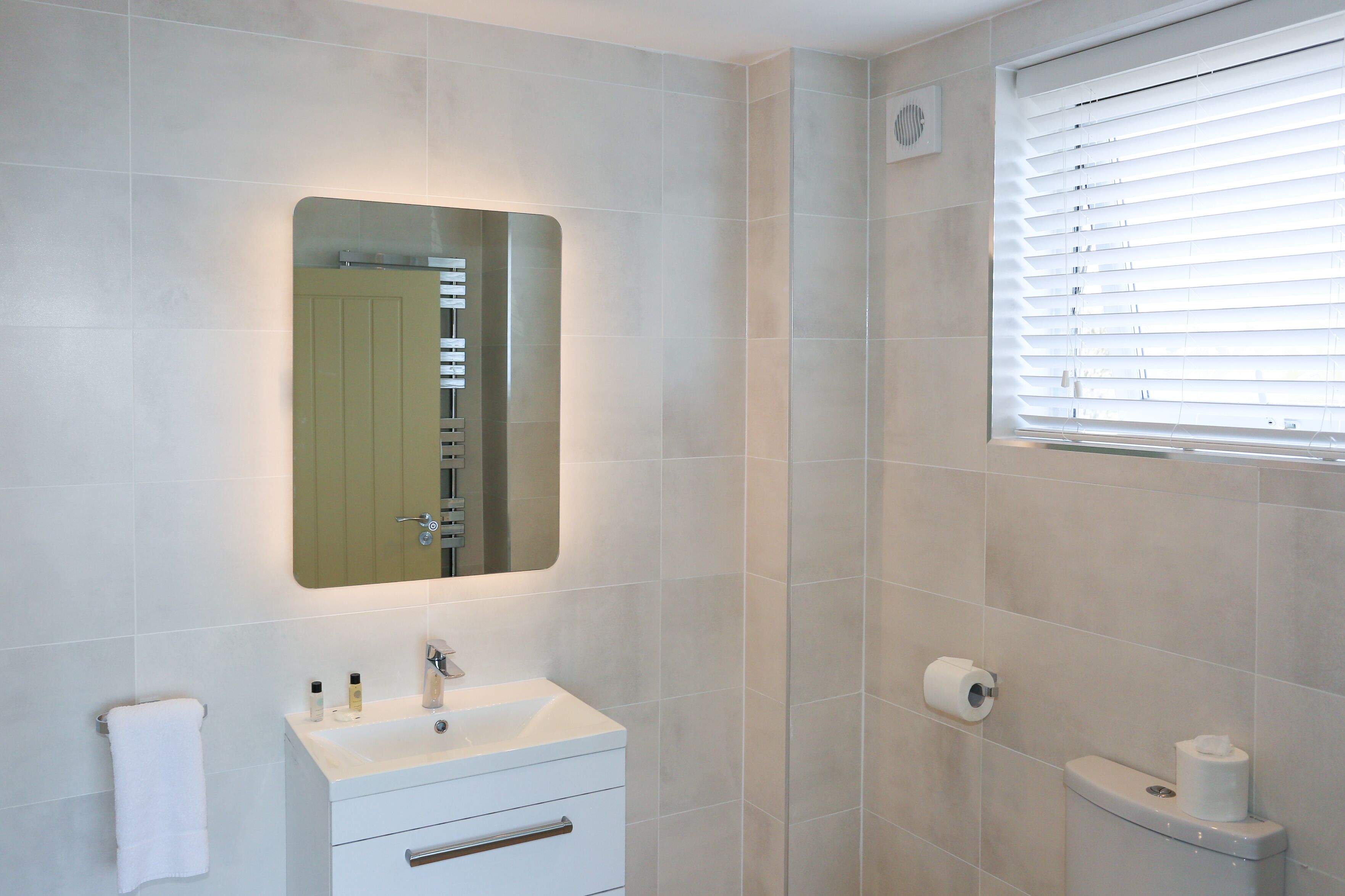 executive suite, lake view | bathroom | shower, free toiletries, hair dryer, towels