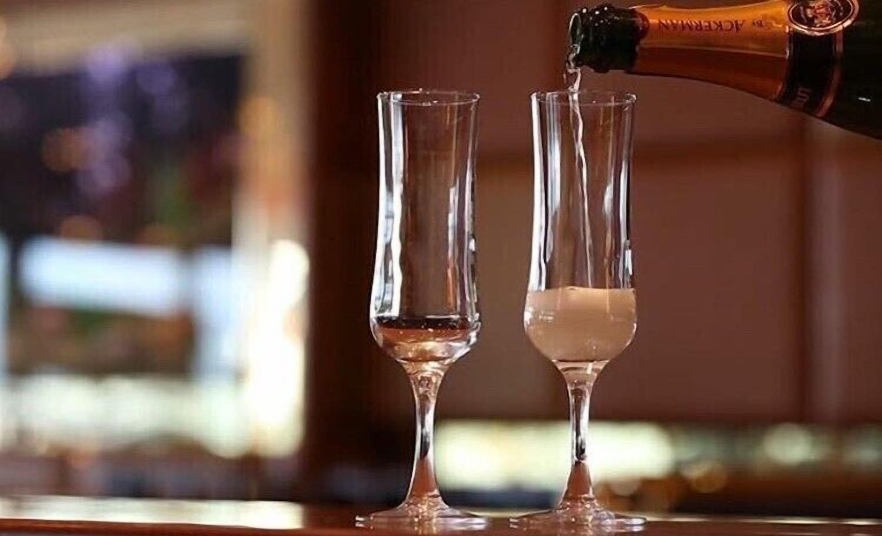 Champagne wordt in twee glazen geschonken.