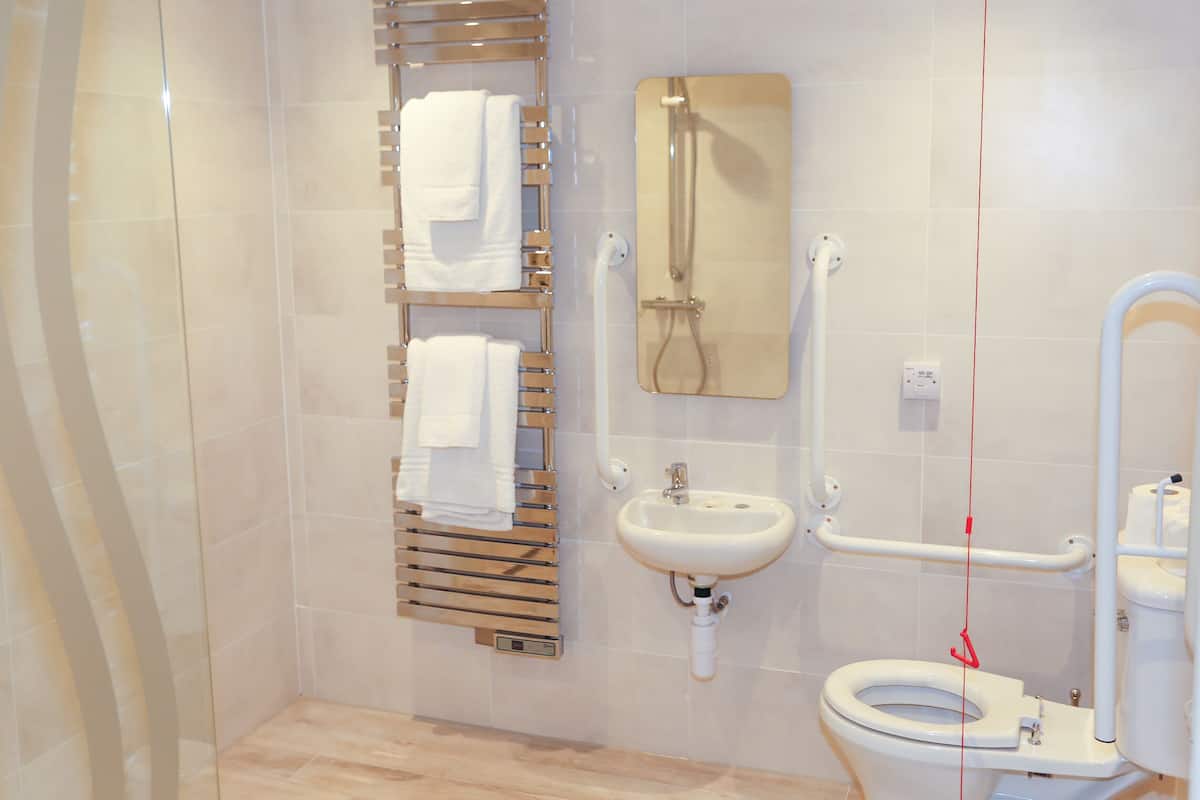 standard double room | bathroom | shower, free toiletries, hair dryer, towels