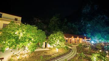 Deluxe Bungalow, 2 Queen Beds, Non Smoking, Lake View | Courtyard view