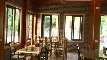 Breakfast, lunch, dinner served; local and international cuisine