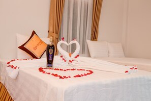Bungalow Deluxe, 2 letti queen, non fumatori, vista lago | Una scrivania, insonorizzazione, Wi-Fi gratuito, lenzuola