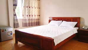 Chambre de base double | Minibar, coffre-fort, bureau, rideaux d’obscurcissement