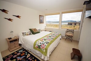 Double or Twin Room, 1 Bedroom, Non Smoking, Private Bathroom | 1 bedroom, in-room safe, individually decorated, soundproofing - Appelgren House (Natales)