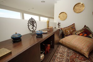 Habitación cuádruple superior, 1 habitación, baño privado (1 Bedroom + Loft with Trundle Bed) | Sala de estar | Una televisión de pantalla plana