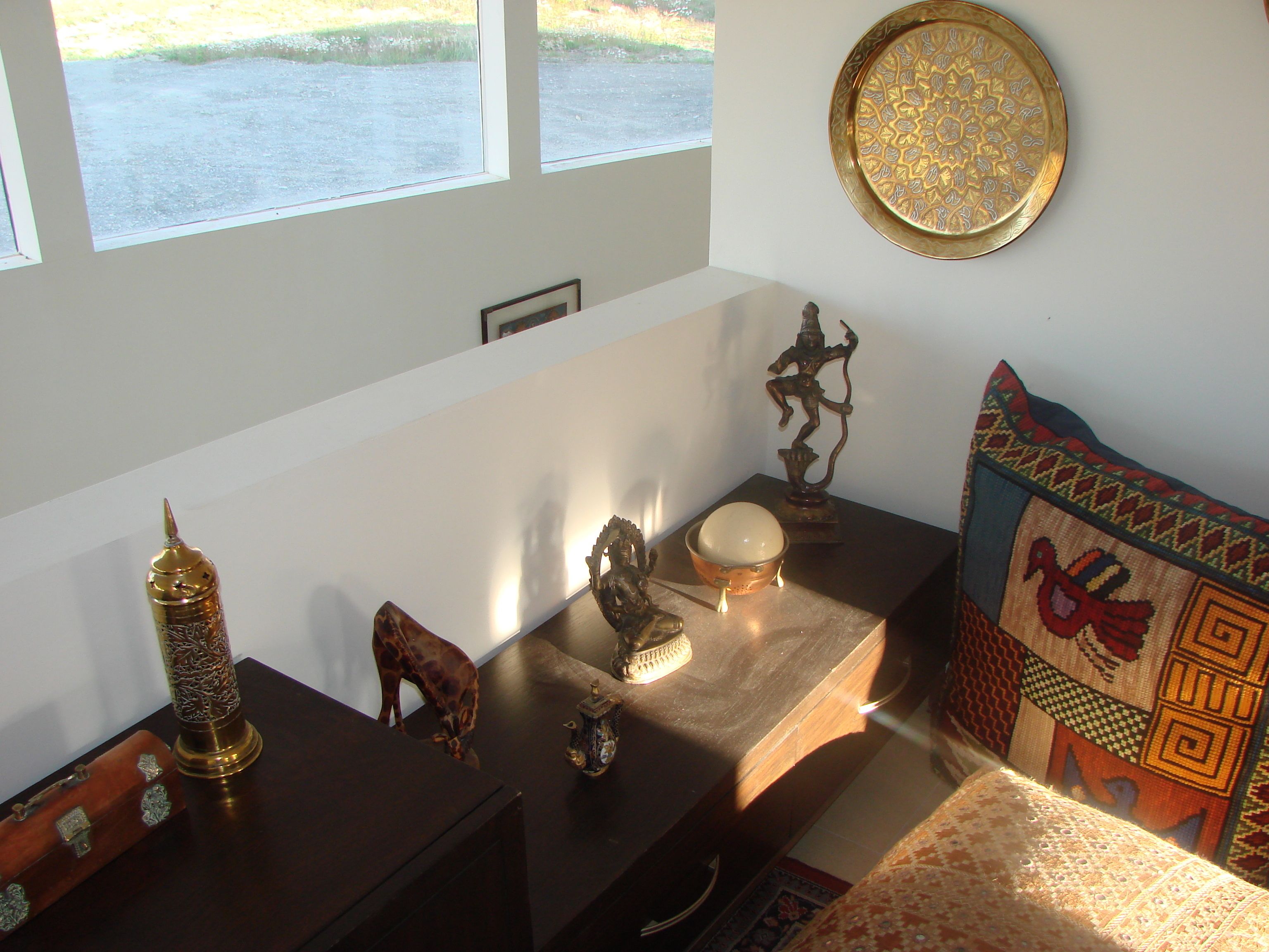 superior triple room, 3 single beds, non smoking | living room | flat-screen tv