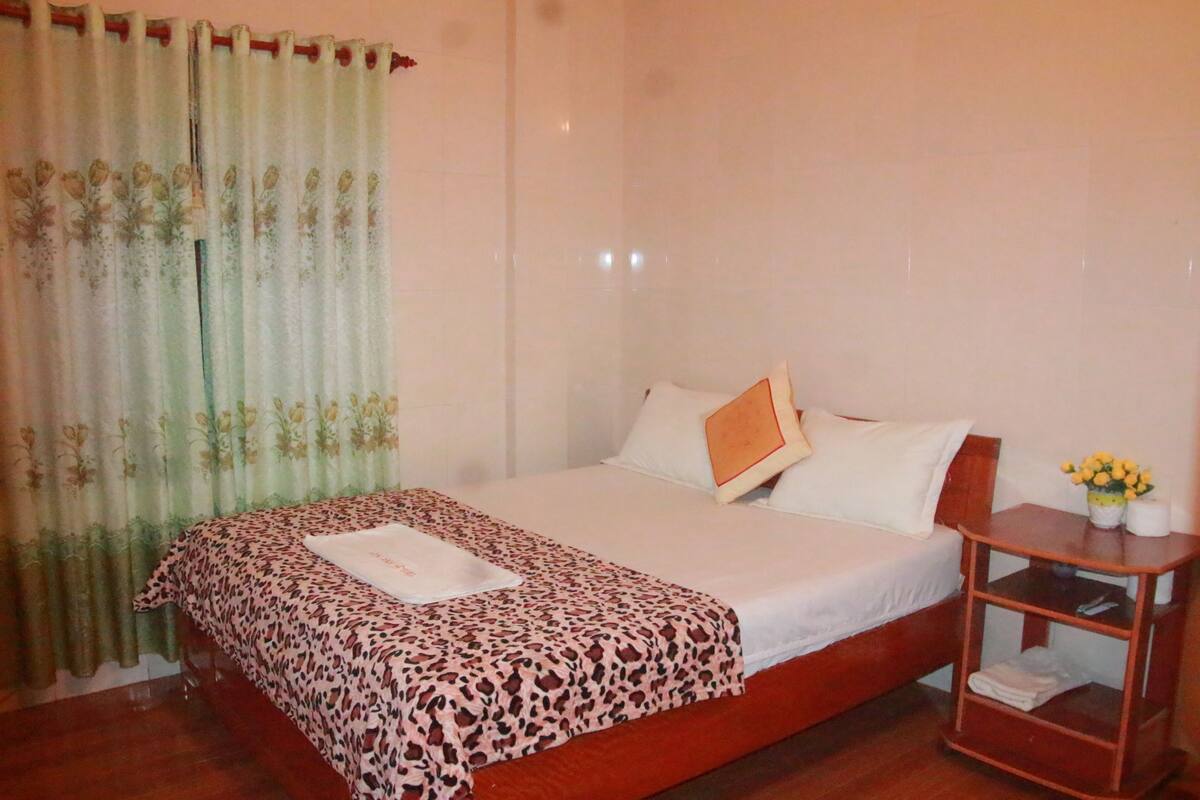 Standard Double Room | Desk, WiFi (free)