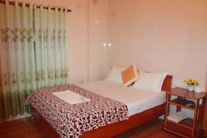 Standard Double Room | Desk, free WiFi - Van Anh Hostel (Bo Trach)