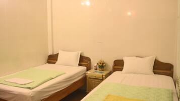 Standard Twin Room | Desk, free WiFi