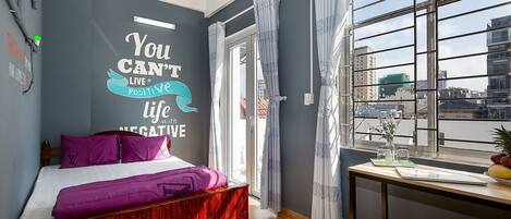 Quarto casal standard | Escrivaninha, quartos à prova de som, Wi-Fi de cortesia