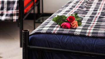 Kamar Triple, Bebas Asap Rokok | Meja kerja, Wi-Fi gratis, dan seprai linen