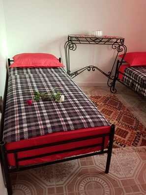 Desk, free WiFi, bed sheets - Peace Hostel - Adults Only (Marrakech)