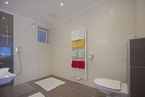 Apartament familiar | Bany | Dutxa, assecador de cabells, terres tèrmics i tovalloles 
