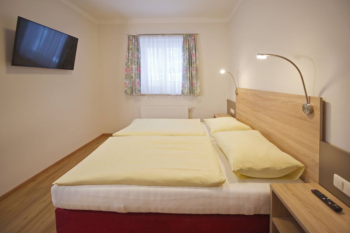 Departamento familiar | Decoración personalizada, muebles diferentes y escritorio