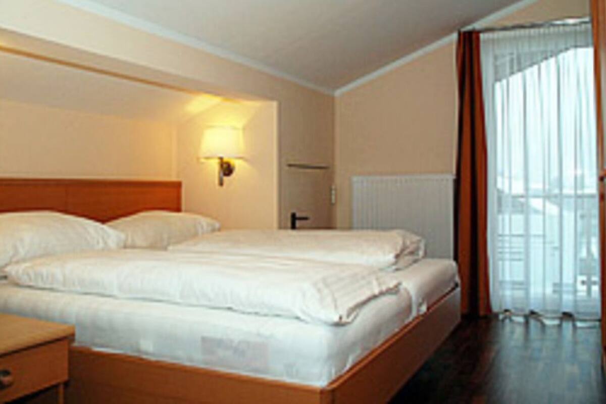 Apartment, 2 Bedrooms, Mountain View | Desk, laptop workspace, WiFi (free), individually decorated
