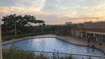 Una piscina al aire libre