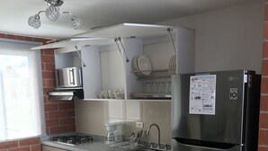 A modern kitchen with stainless steel appliances, a gas stove, and a refrigerator. - Pereira-Cerritos Casa (Pereira)