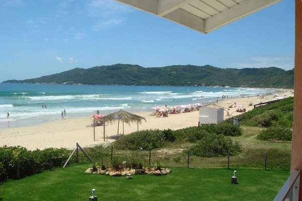 En la playa, sillas reclinables de playa