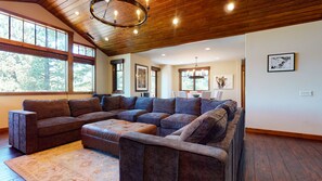 Smart TV, fireplace - 5-Star Lavish Family Home, Private Hot Tub & Double Garage, Near Eagle Lodge (Mammoth Lakes)