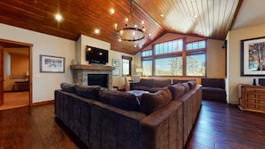 Smart TV, fireplace - 5-Star Lavish Family Home, Private Hot Tub & Double Garage, Near Eagle Lodge (Mammoth Lakes)