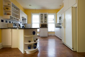 Fridge, microwave, oven, stovetop - The Martin House - In the heart of historic downtown Lexington (Lexington)